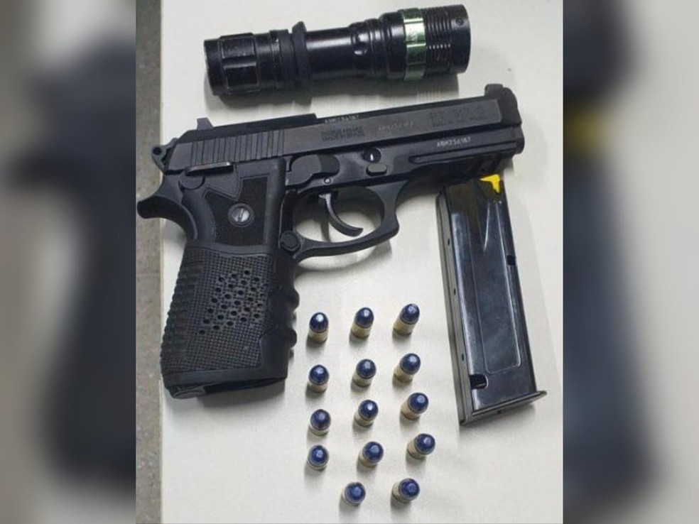 Homem &eacute; preso com arma ao amea&ccedil;ar incendiar casa da ex-companheira em Umirim. &mdash; Foto: Pol&iacute;cia Militar/ Divulga&ccedil;&atilde;o