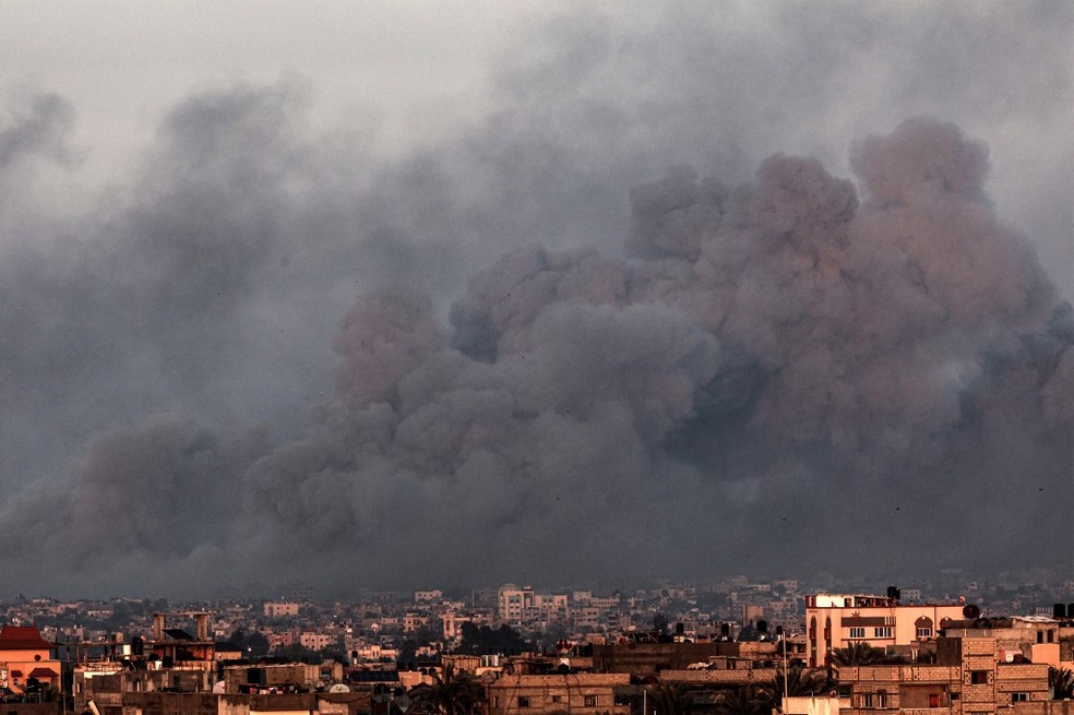 Fotografia mostra fumaça sobre Khan Yunis, no sul de Gaza, em 16 de janeiro de 2024 — Foto: Mahmud Hams/AFP
