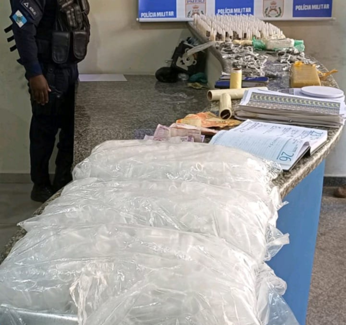 Trio é preso com quase 2 kg de drogas e material de tráfico em Piraí