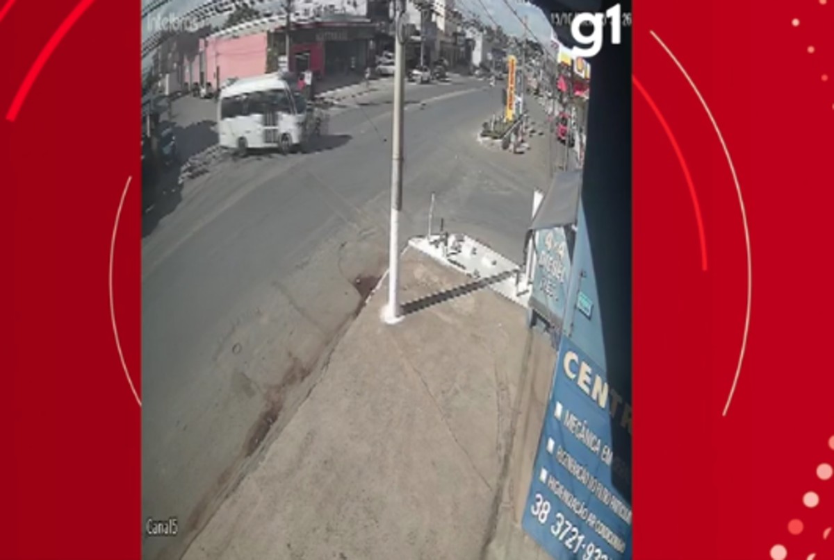 Vídeo mostra momento em que motociclista é atingido por micro-ônibus em avenida de Curvelo