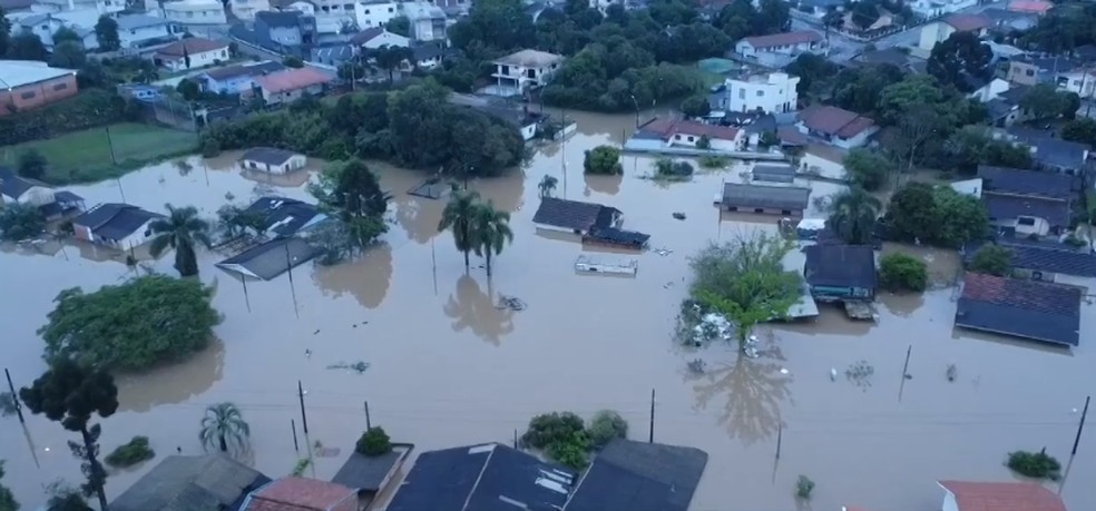 Em Rio Negro, água chegou ao teto de algumas casas — Foto: Denilson Beltrame/RPC