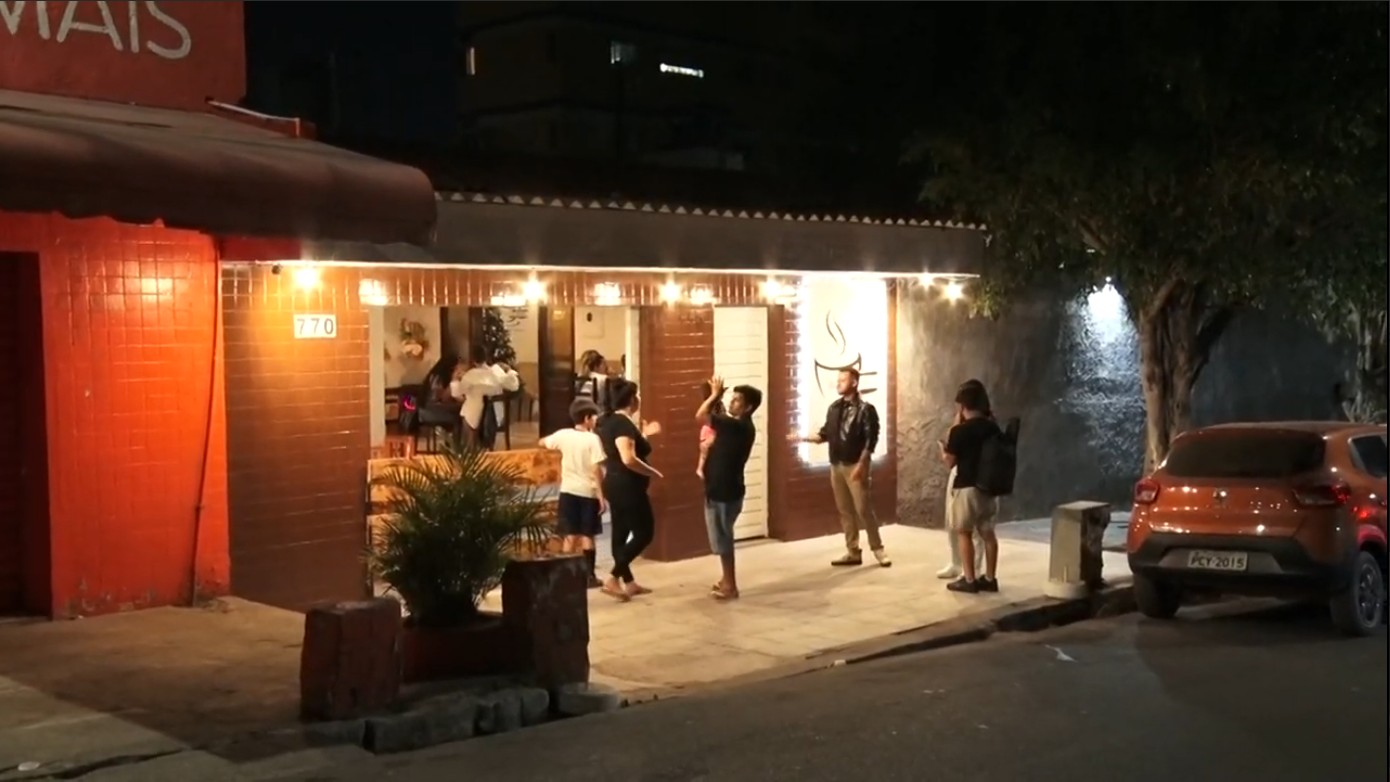 Influenciador mostra restaurante vazio em Caruaru e apoio da internet gera filas e milhares de seguidores