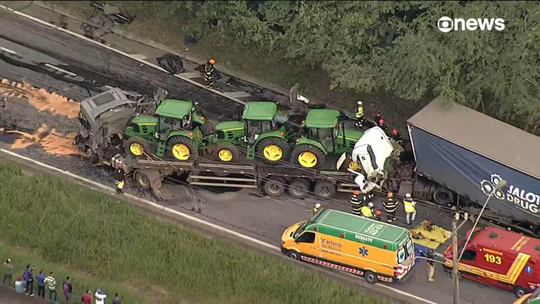 Acidente entre caminhões e carro deixa mortos na rodovia Régis Bittencourt, em SP - Programa: GloboNews Mais 