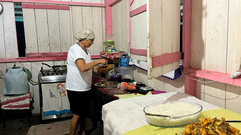 Sonho de Domingas sempre foi se tornar chef de cozinha e ter um restaurante às margens do Lago do Cuniã, dentro da reserva — Foto: Emily Costa/g1 RO