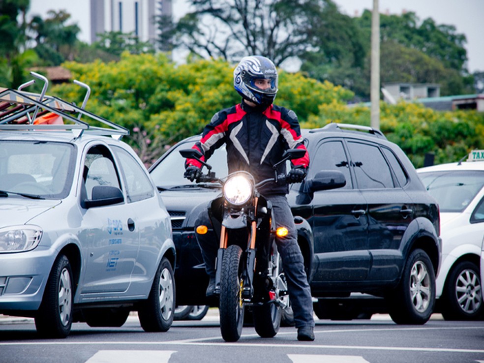 Homem pilotando moto eletétrica — Foto: Raul Zito/ G1