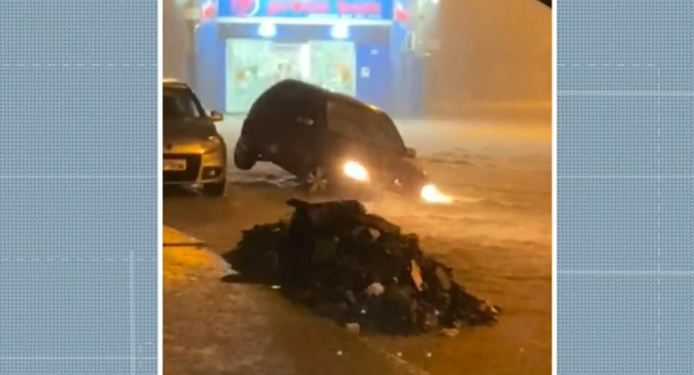 Carros presos na chuva em Brumado — Foto: Reprodução/TV Bahia