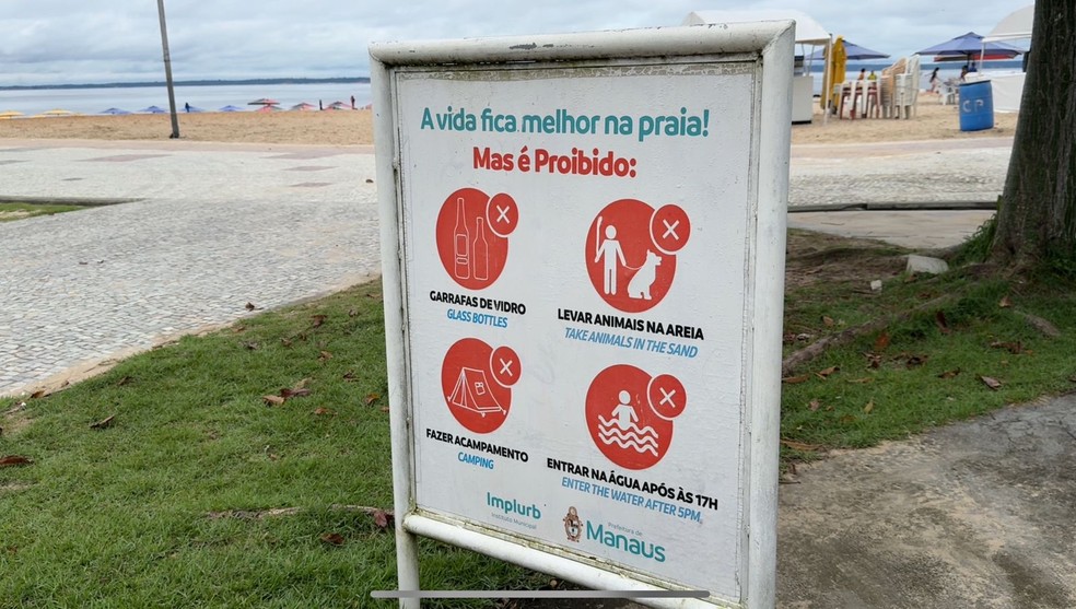 Ao longo da praia existem placas de aviso sobre o horário permitido para o banho — Foto: Karla Mendes/Rede Amazônica