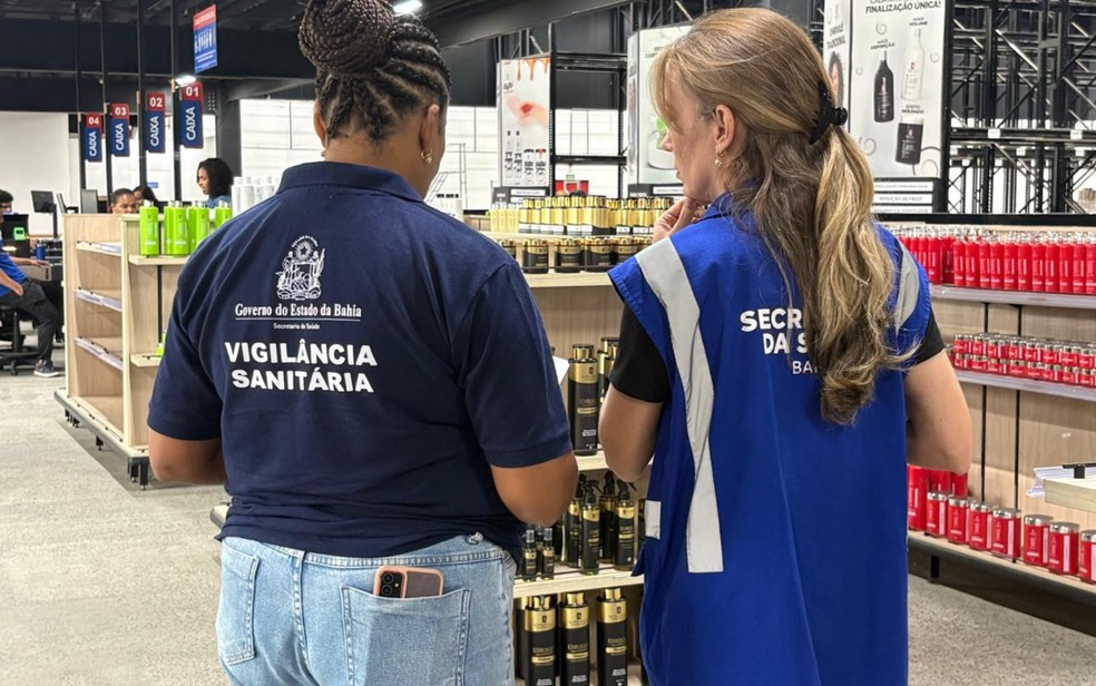 Condicionador, gloss e produtos de cabelo foram retidos após interdição de distribuidora — Foto: Renata Leite