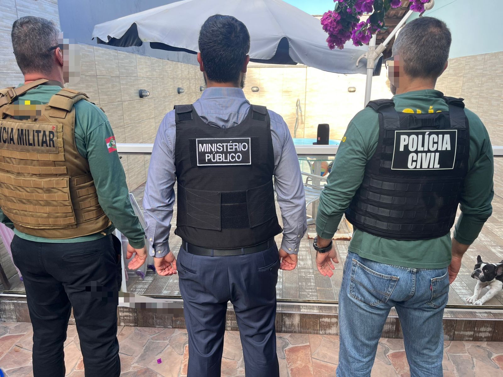 Vereador e ex-chefe de gabinete da Câmara de cidade do litoral de SC são presos suspeitos de 'rachadinha'