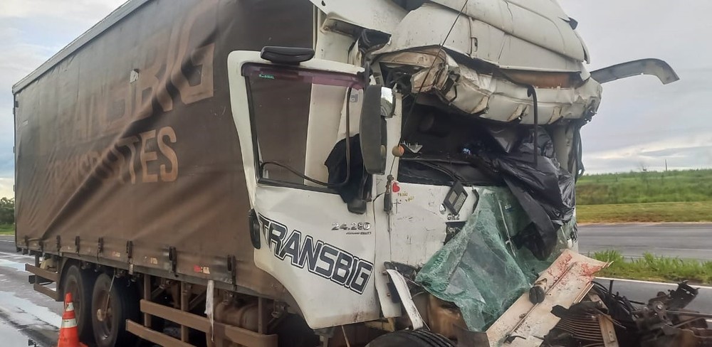 Motorista bate na traseira de carreta e morre preso às ferragens em Monte Alegre de Minas