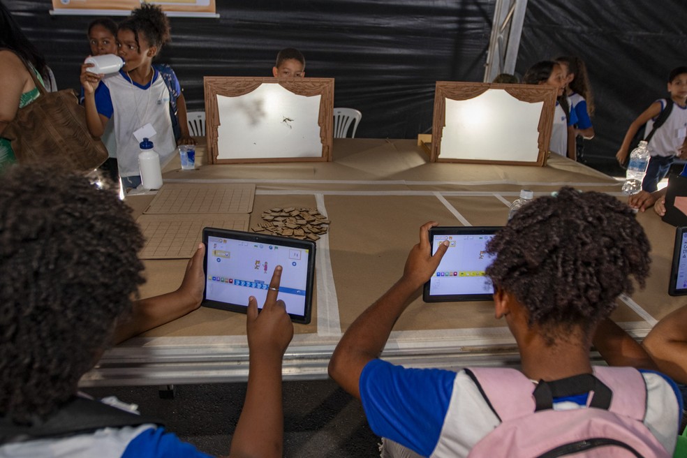 Espaço Geek oferece acesso de crianças e jovens à linguagem computacional na Flicmac — Foto: Bruno Campos/Prefeitura de Macaé