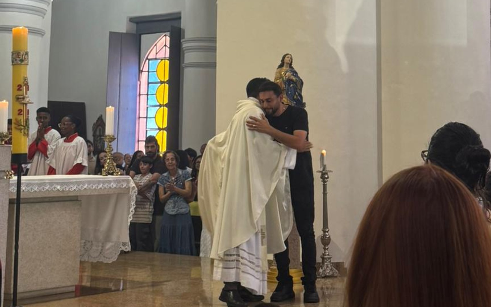 VÍDEO: Mano Walter participa de missa e surpreende fiéis ao cantar em catedral de Feira de Santana