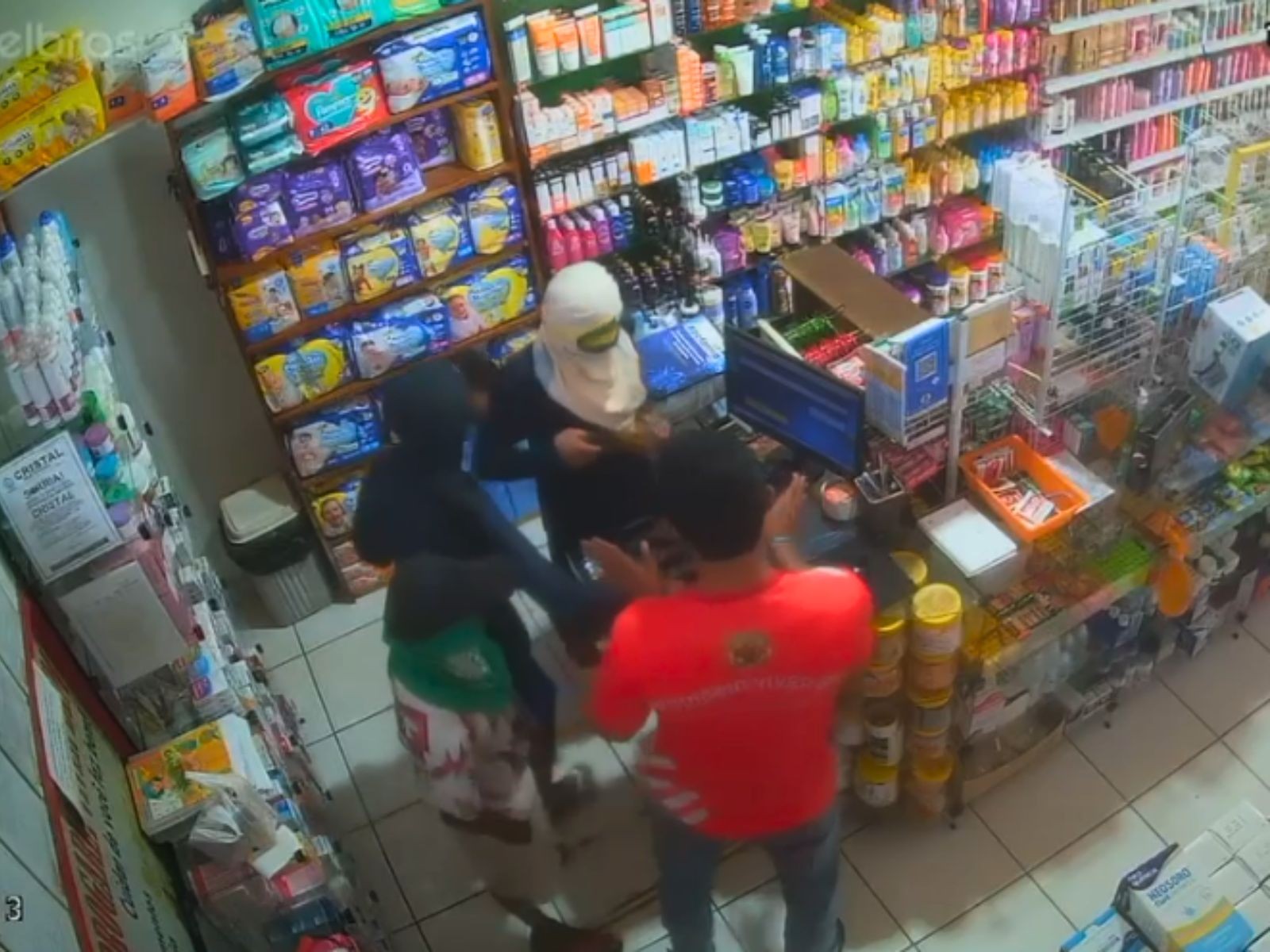 Trio armado rende funcionário e rouba mais de R$ 500 de farmácia no interior do Acre; VÍDEO