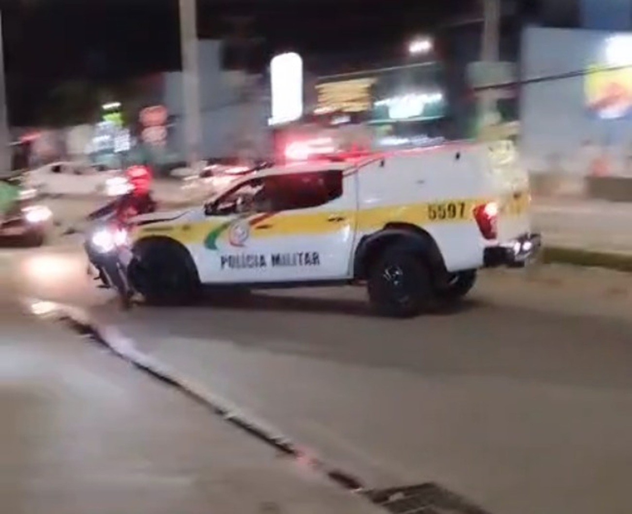 Carro da PM atropela motociclista durante comemoração de vitória de Lula em Florianópolis; VÍDEO