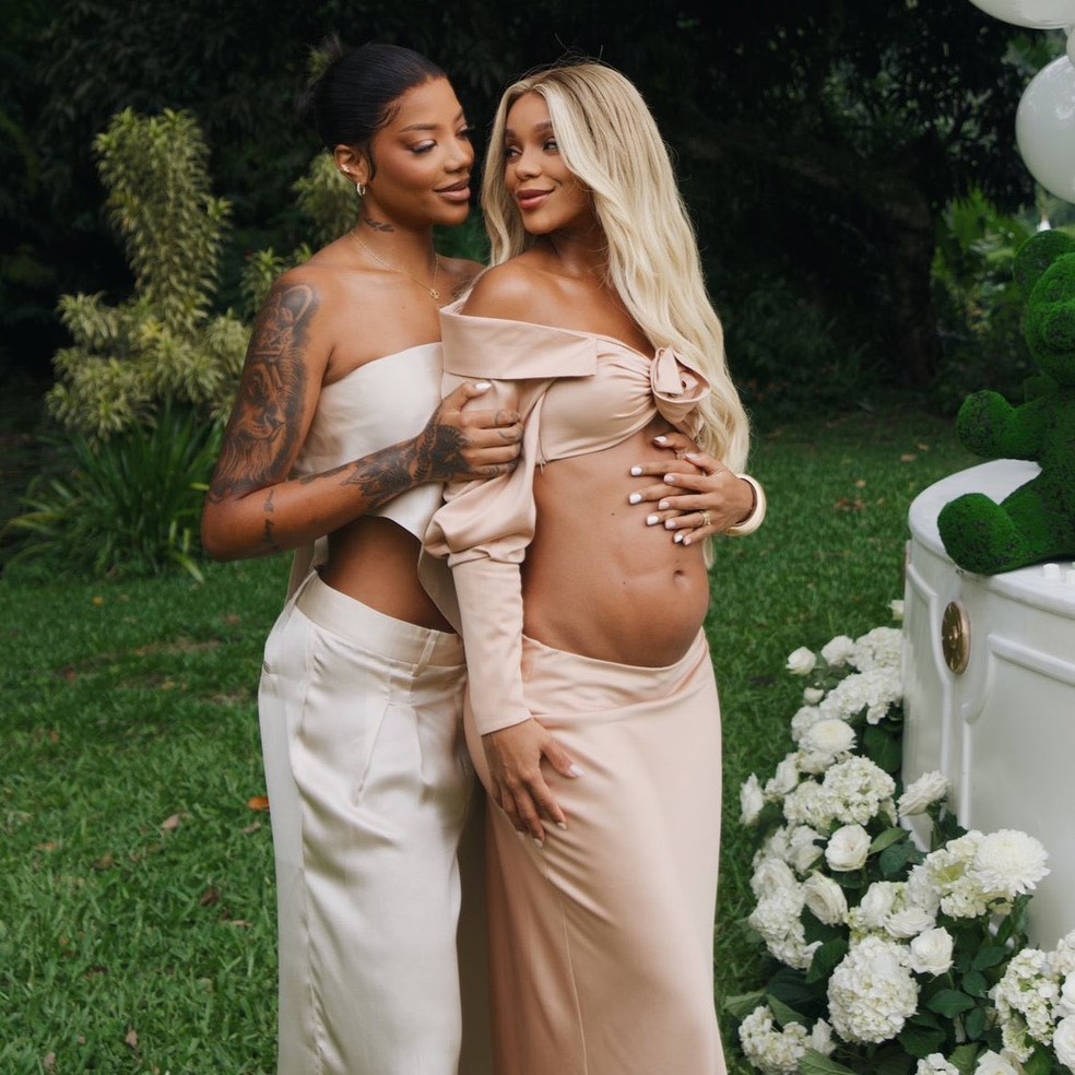 Ludmilla e Brunna Gonçalves durante 'chá revelação' do 1º filho; casal descobriu que espera uma menina — Foto: Reprodução/Instagram