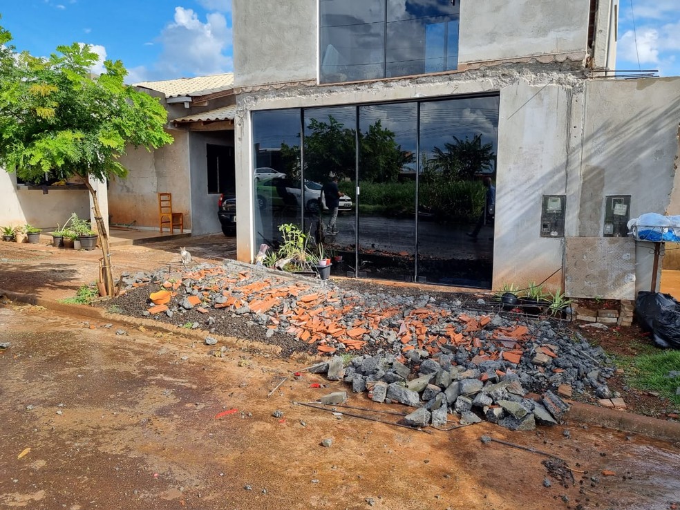 Crianças atingidas por laje estão na UTI em estado grave — Foto: William Brisida/RPC Foz do Iguaçu