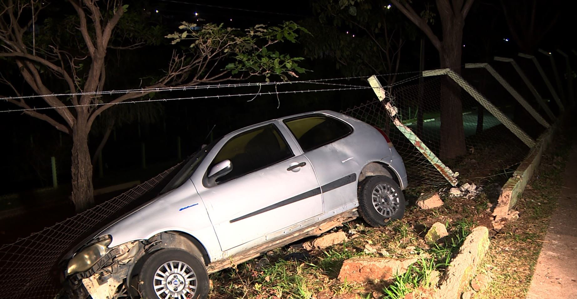 Motorista perde o controle de carro e derruba alambrado de parque em Campinas 