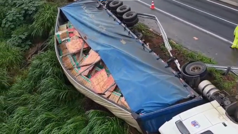 2 de 2
Motorista fica levemente ferido ap&oacute;s carreta tombar na SP-294, em Mar&iacute;lia (SP) &mdash; Foto: Mar&iacute;lia Drone/Reprodu&ccedil;&atilde;o