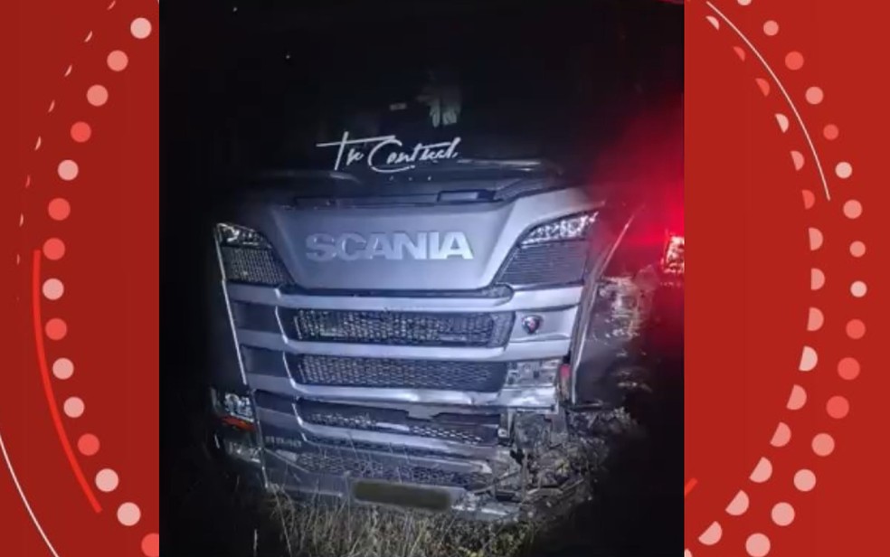 Bebê morre e outras quatro pessoas ficam feridas após batida de frente entre carro e caminhão na Bahia — Foto: Reprodução/TV Sudoeste
