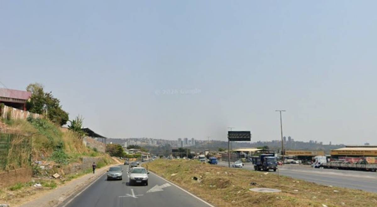 Passageira de moto por aplicativo morre em acidente com carreta, carros e motocicleta em BH