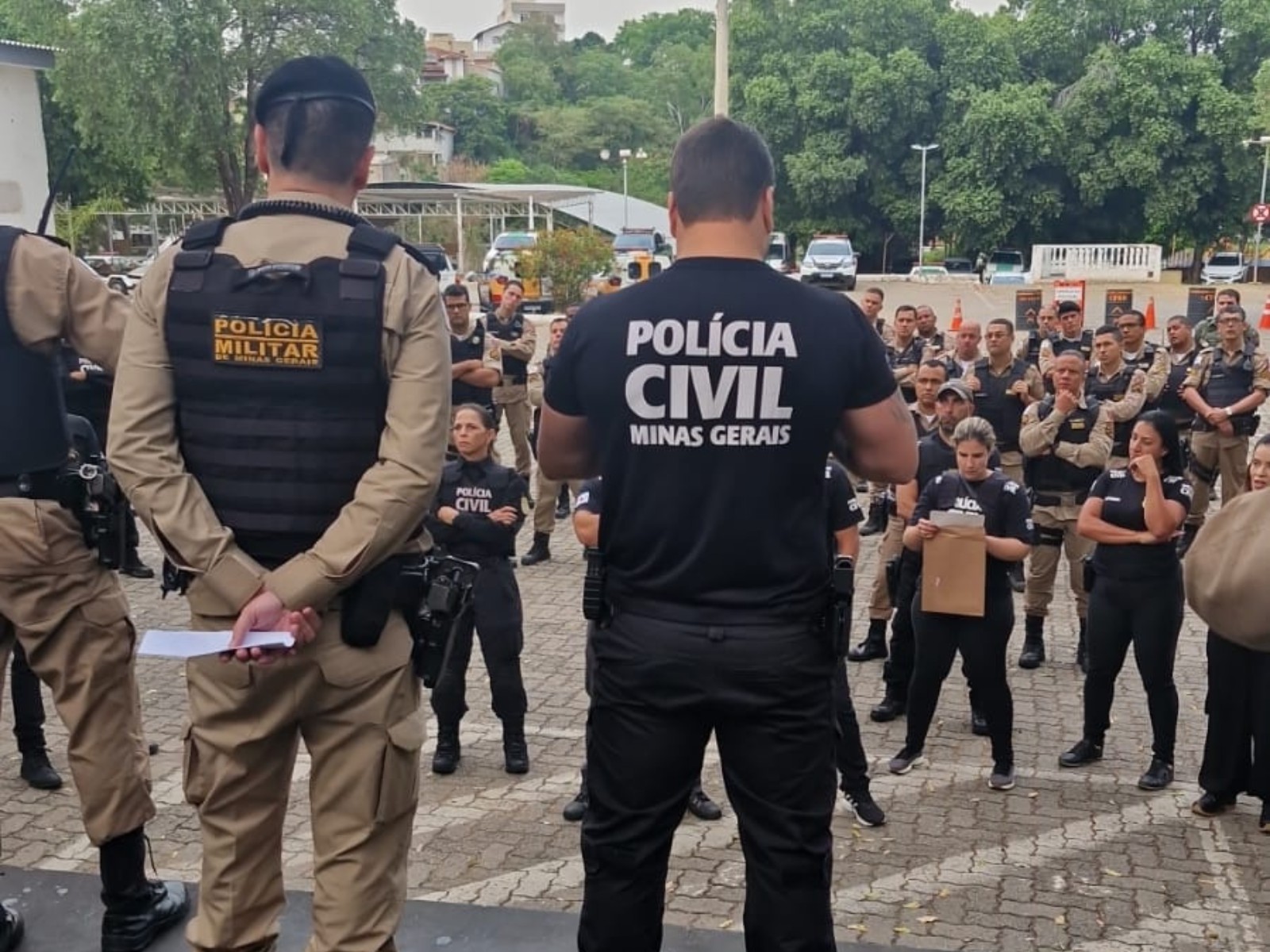 Após triplo homicídio, polícia faz operação contra facções em Governador Valadares