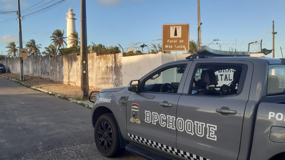Viaturas da PM foram ao Farol de Mãe Luiza, em Natal, após confusão que deixou militar ferido. — Foto: Sérgio Henrique Santos/Inter TV Cabugi