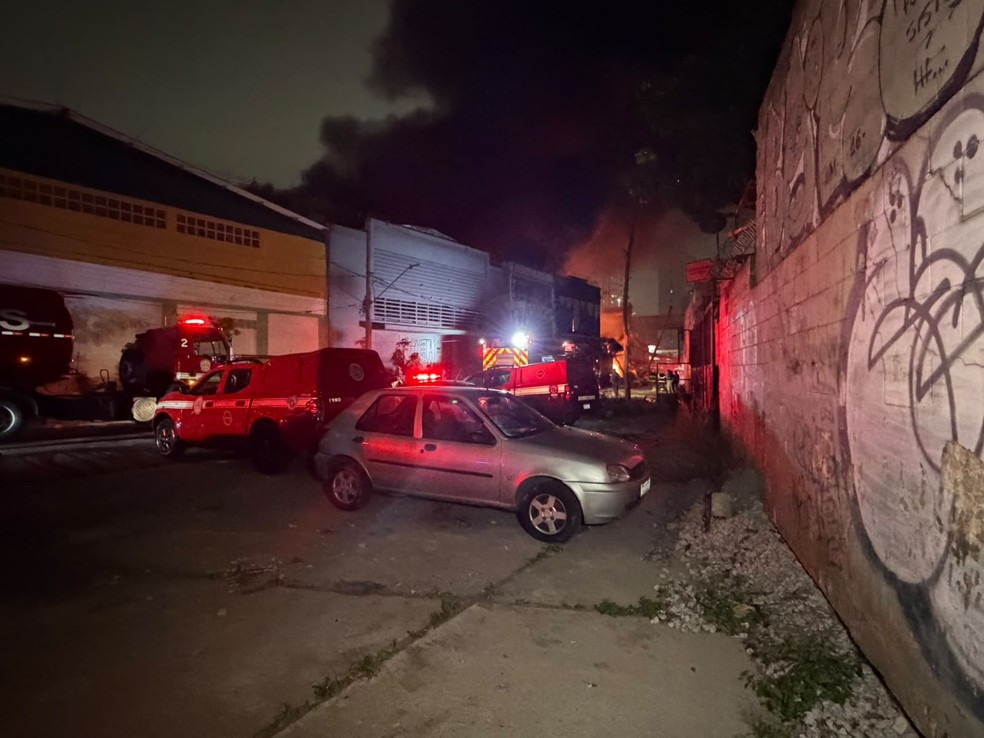 Incêndio em galpão no Cambuci, Centro de SP — Foto: Abraão Cruz/TV Gçlobo