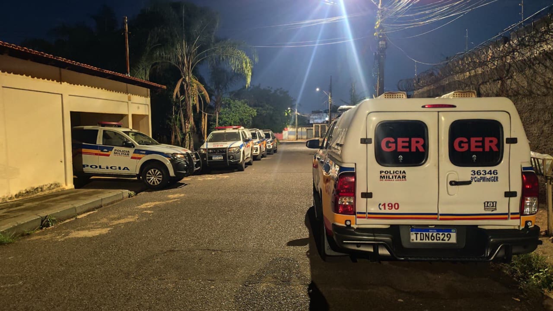 VÍDEO: denúncia leva PM a casa usada como depósito de cinco toneladas de maconha em Uberlândia