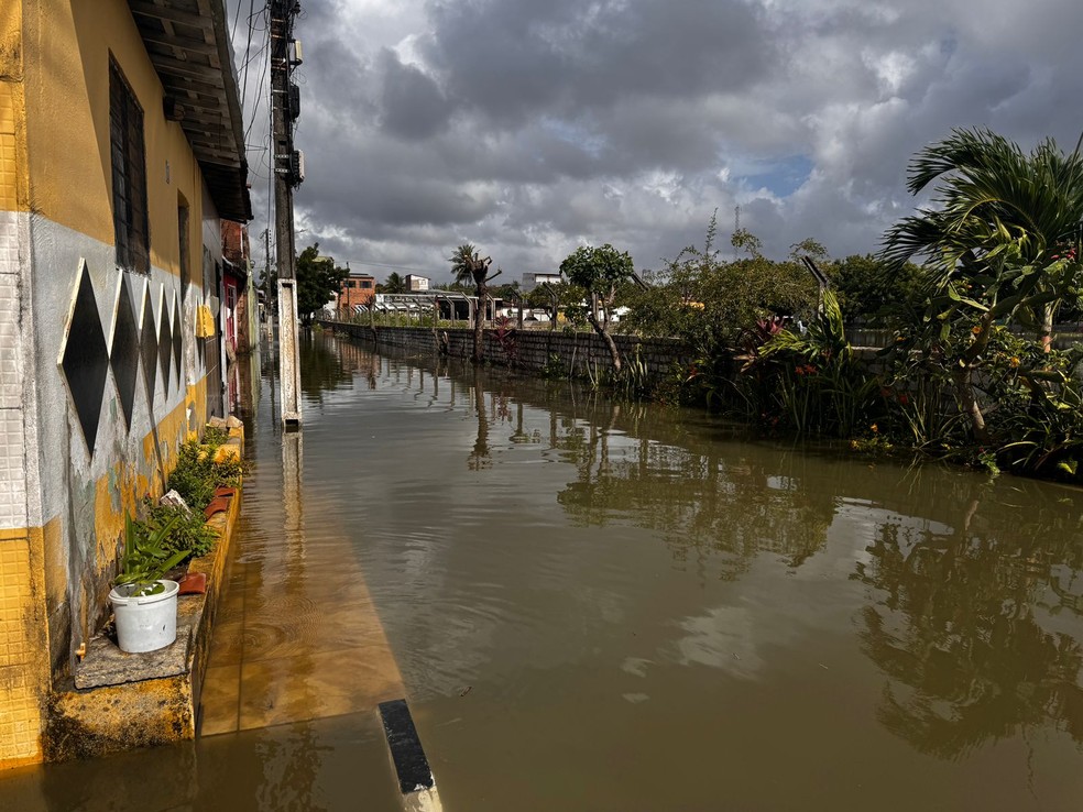 Rua alagada no bairro Nossa Senhora da Apresentação, na Zona Norte de Natal — Foto: Vinícius Marinho/Inter TV Cabugi
