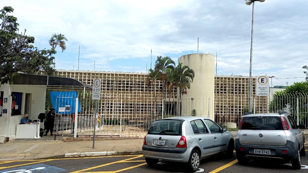 Réu deixa próprio julgamento antes de condenação por tentativa de feminicídio em Marília