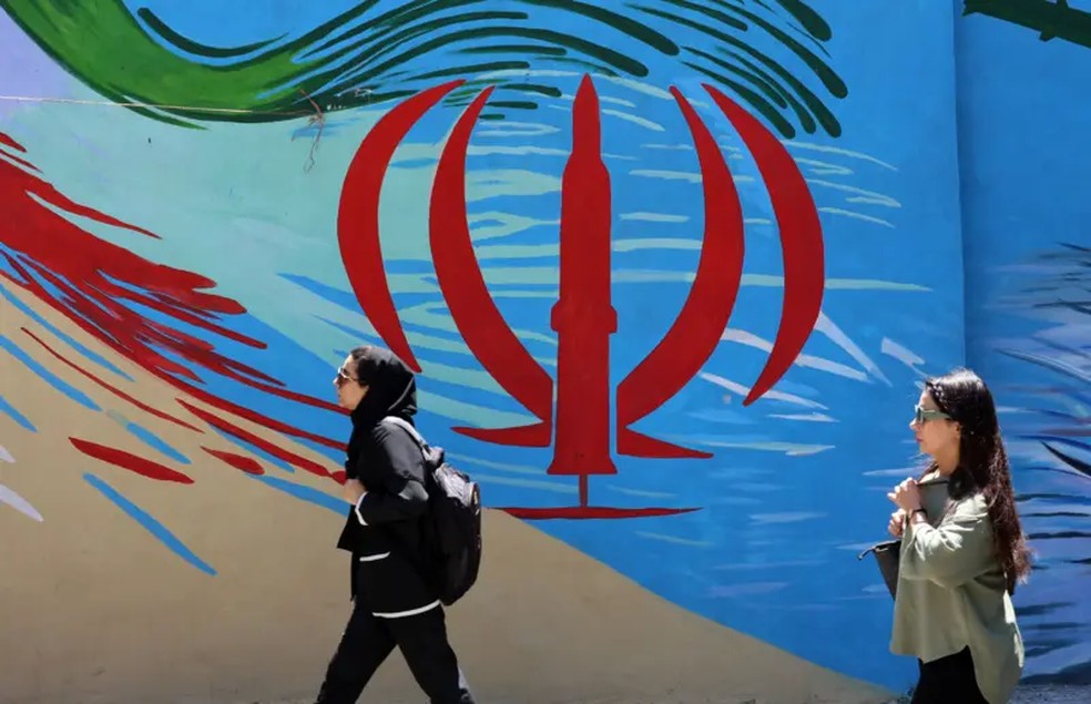 Um iraniano afirmou que temia um novo ataque israelense, mas que, mesmo após a divulgação do acordo, continuava 'desconfiado' e preocupado com a capacidade do governo de conduzir o país caso o entendimento se mantivesse — Foto: EPA via BBC