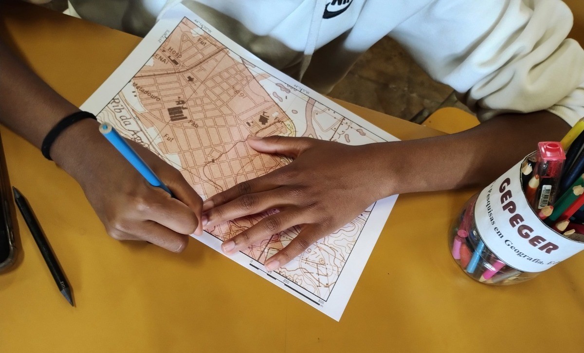 Professor que transformou bairro em sala de aula fica em 2º lugar no Prêmio Educador Nota 10 com projeto sobre sustentabilidade