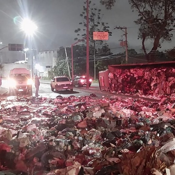 Carreta carregada de lixo tomba e interdita via em Guaratiba