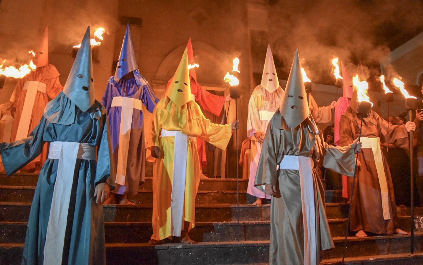 Procissão do Fogaréu: entenda túnica usada por farricocos que é confundida com grupo extremista Ku Klux Klan