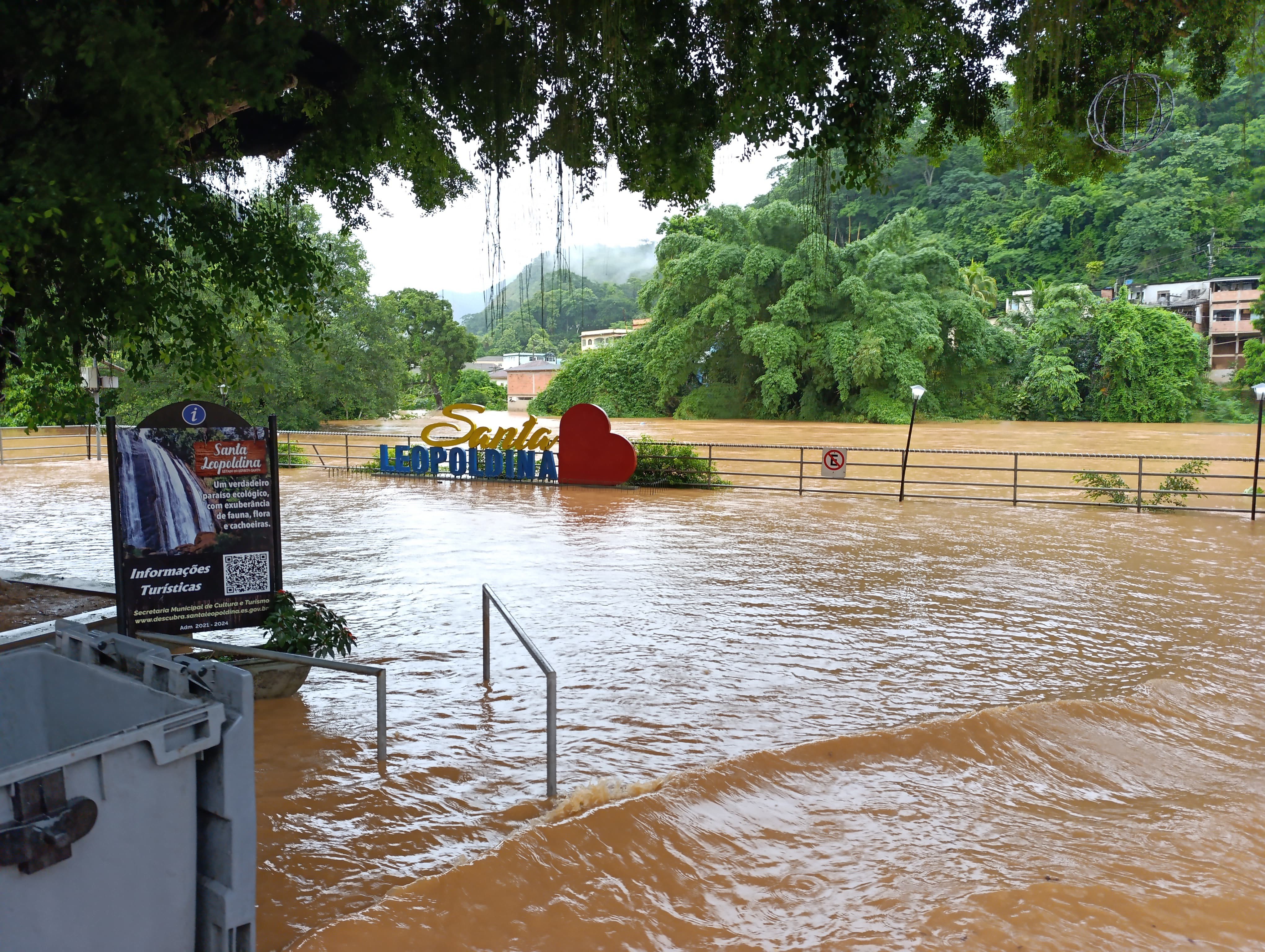 Em três dias de chuva em todas as cidades do ES, mais de mil pessoas estão fora de casa