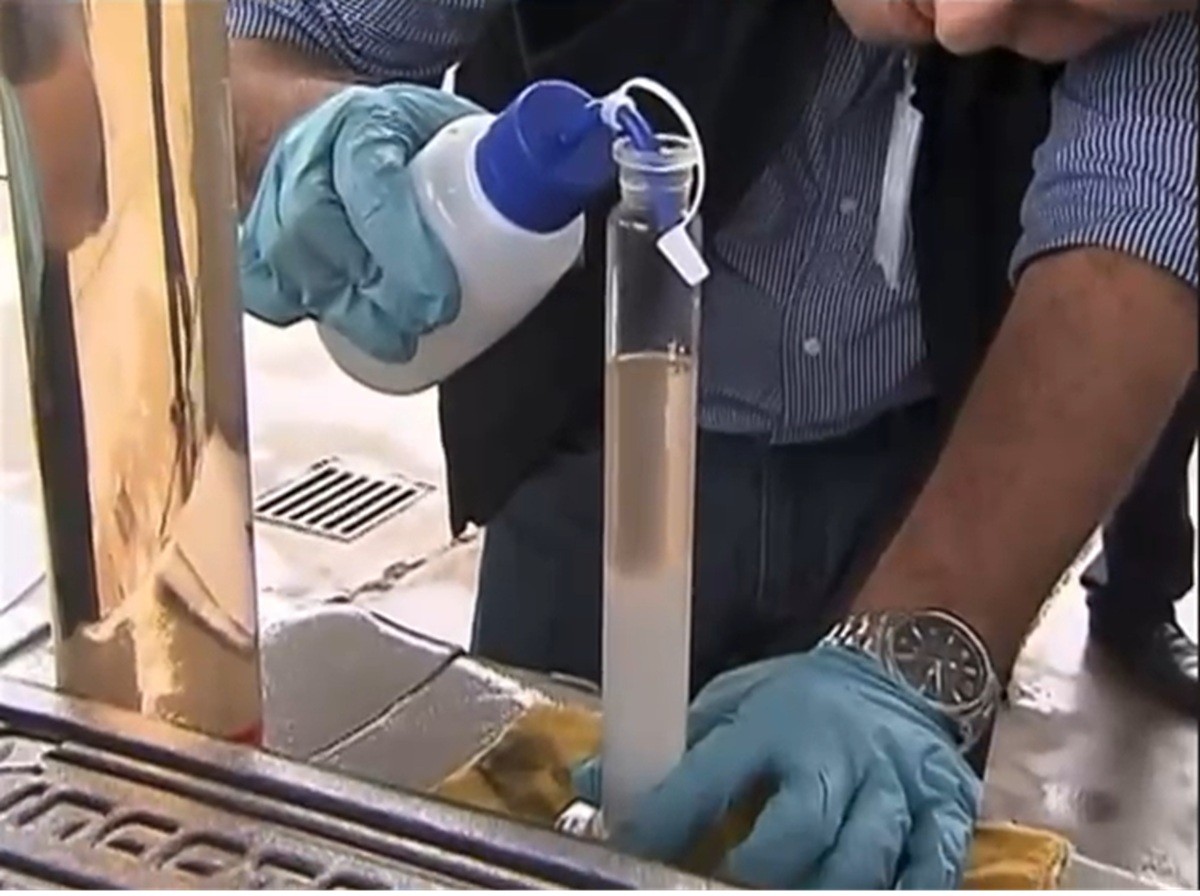 Postos de combustíveis são interditados e autuados durante fiscalização no Noroeste Fluminense