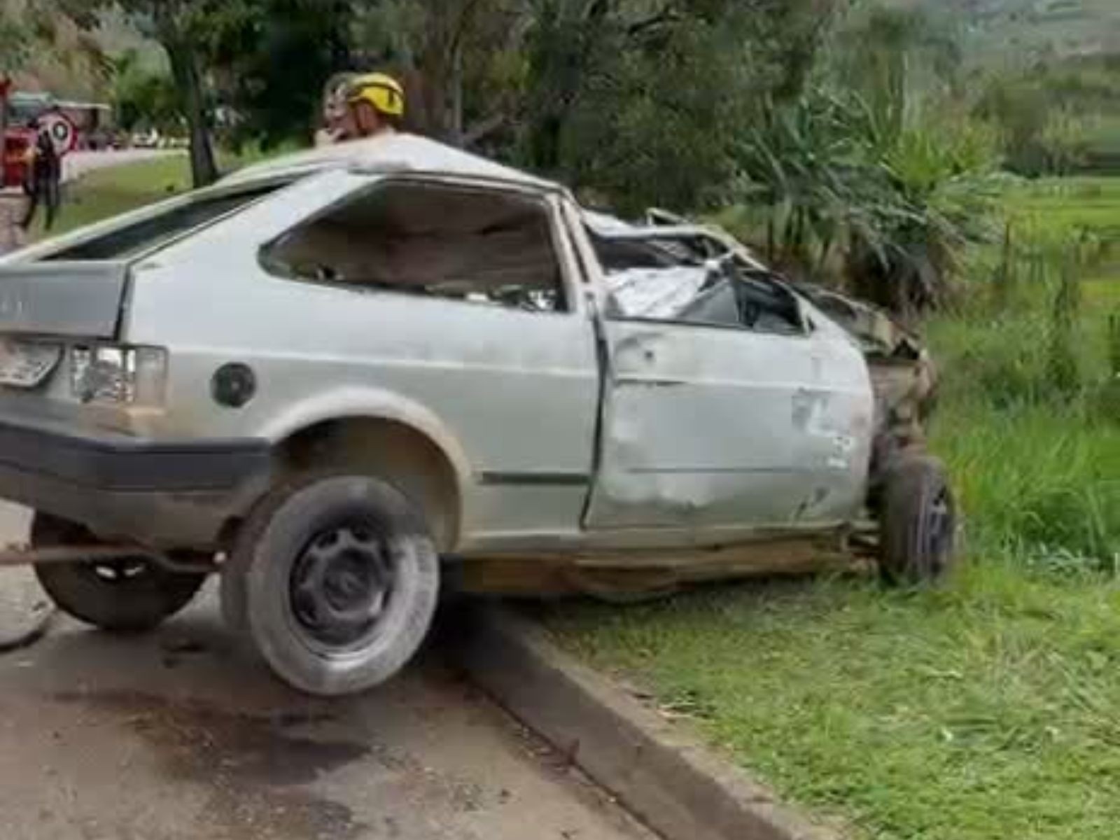 Jovem morre em acidente entre carro e carreta na BR-116, em Santa Rita de Minas