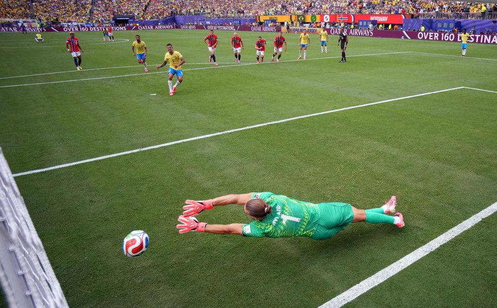 Orjan Nyland, da Noruega, defende um pênalti perdido por Bruno Guimarães, do Brasil. — Foto: Omar Aziz / Reuters
