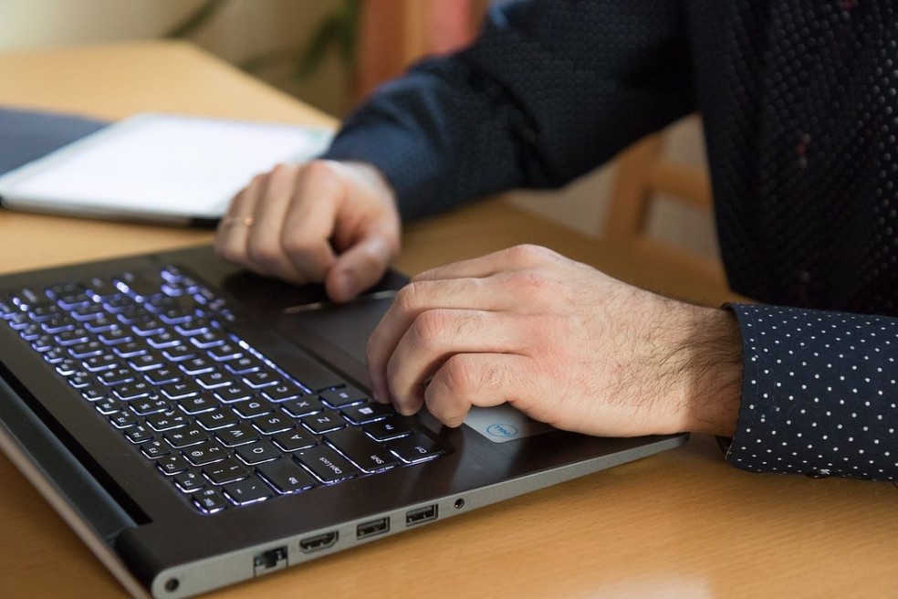  Imagens de segurança da empresa mostraram o funcionário na sala onde trabalhava, fazendo a transferência em um computador — Foto: Pixabay/Imagem ilustrativa