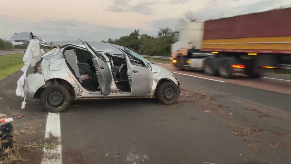Carro capota na Freeway, caminhonete tenta desviar e cai no canteiro central — Foto: Reprodução/RBS TV