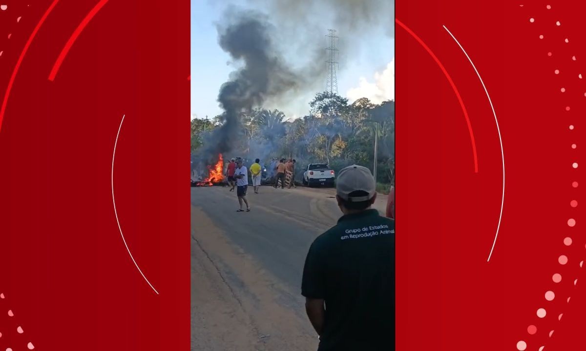 Protesto deixa trecho da BR-101 completamente interditado no extremo sul da Bahia