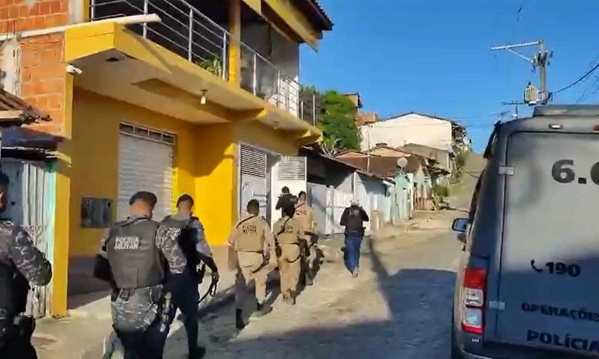 Uma pessoa morre e mais de 20 são presas em operação contra facção criminosa na Bahia