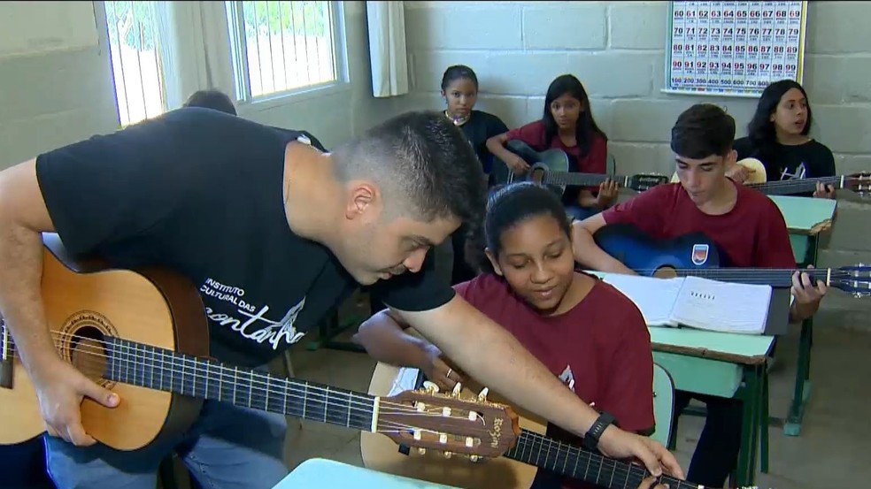 Taíque de Jesus Rodrigues, de 15 anos, estuda na Escola Agrícola de Afonso Cláudio, no ES , e tinha muita vontade de aprender a tocar violão. — Foto: Reprodução/TV Gazeta