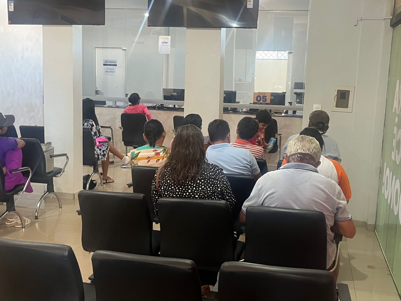 Idosos e pessoas com deficiência tem atendimento exclusivo para emitir cartão de embarque na sede da ATCP