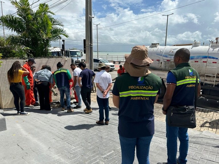 Restaurante fast-food é embargado por lançamento ilegal de esgoto, em João Pessoa