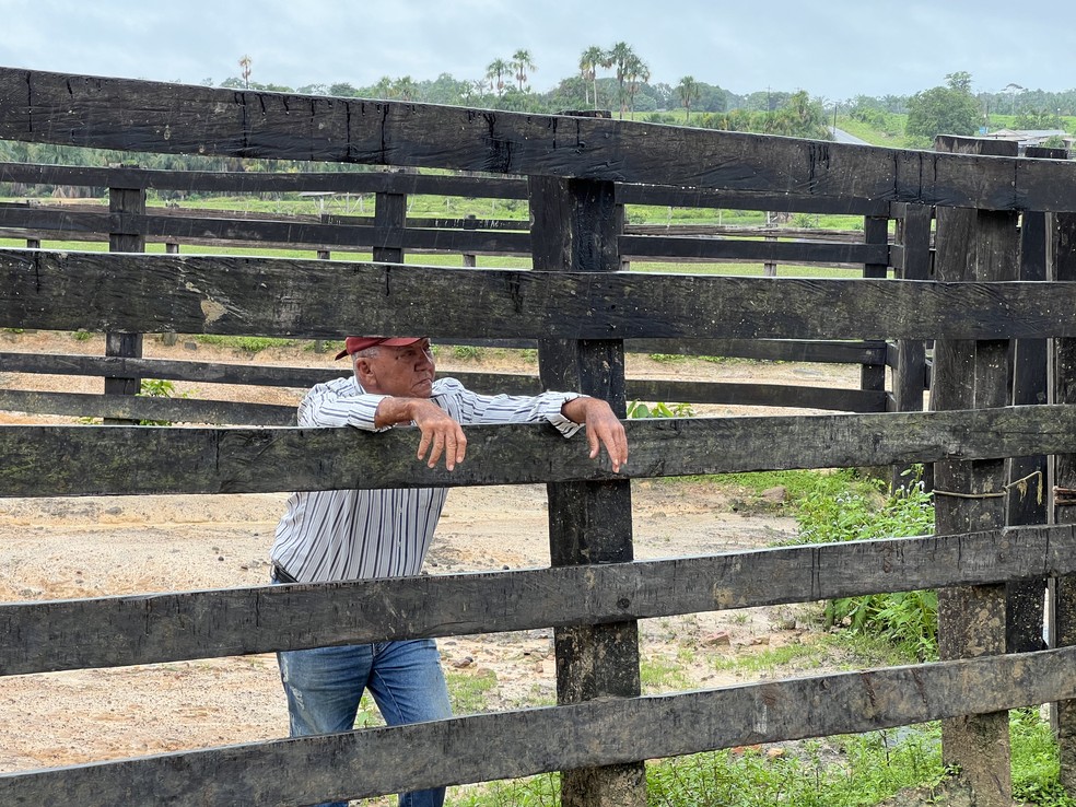 Pecuarista Pedro Vieira, de 73 anos, se emociona ao ver o curral vazio em Roraima — Foto: Caíque Rodrigues/g1 RR