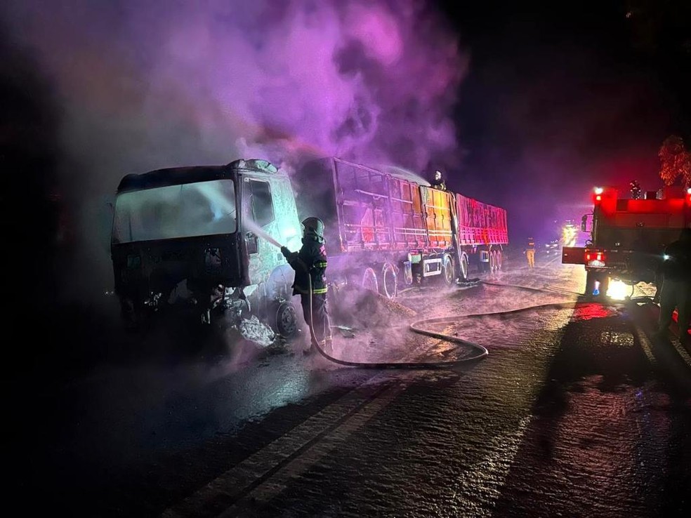 Fogo destrói carreta e por pouco não atinge tanque de combustível em MT — Foto: Corpo de Bombeiros