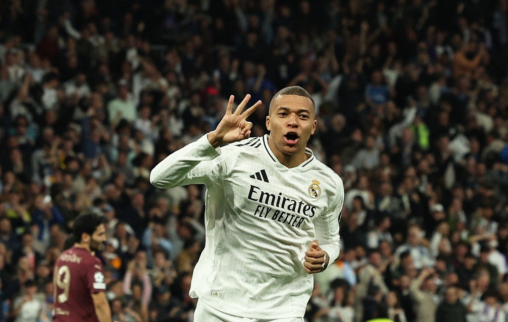 Mbappé fez 3 gols na vitória do Real Madrid que tirou o Manchester City da Liga dos Campeões — Foto: Violeta Santos Moura/Reuters