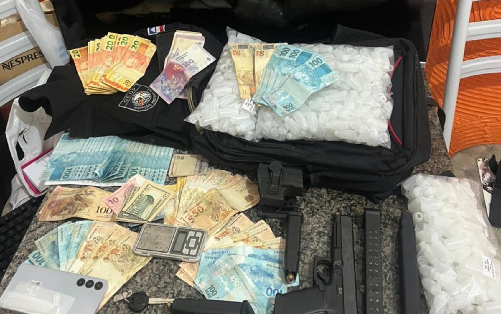 Três pessoas são presas em operação contra grupo ligado a transporte e distribuição de drogas na Bahia