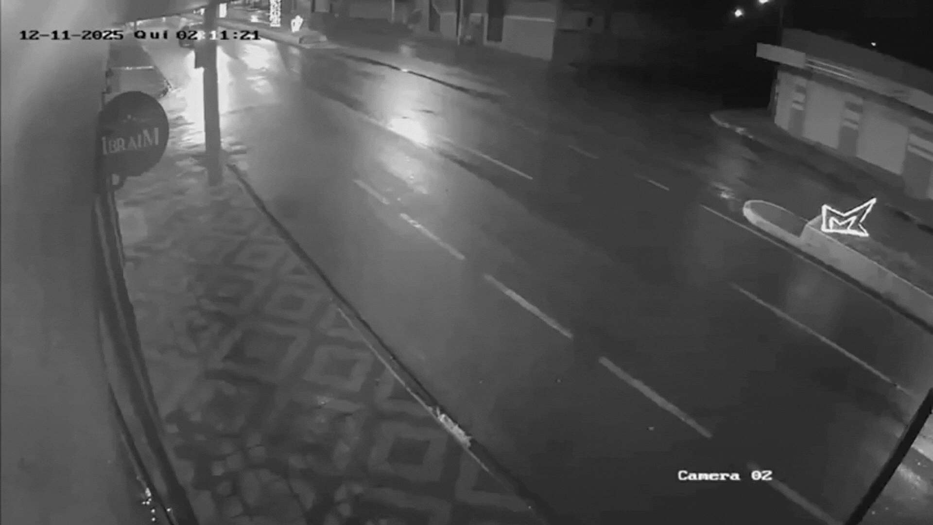 VÍDEO: Motorista tenta 'cavalo de pau', bate carro em poste e foge deixando a namorada para trás em MG